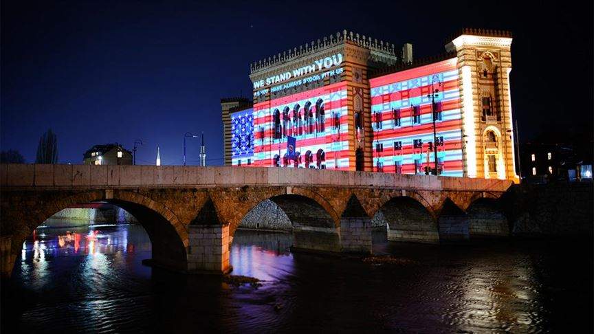 Podrška u borbi protiv koronavirusa: Sarajevska Vijećnica u bojama američke zastave